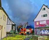 Pferd stirbt in den Flammen - Großbrand Bauernhof in Möglingen steht in Flammen – Rettungskräfte im Großaufgebot vor Ort