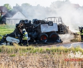 Strohballenpresse fängt Feuer - Brennt völlig aus - Fahrer wollte noch löschen