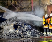 Metallspäne und Schleifspäne fangen Feuer - dicke schwarze Rauchsäule über Backnanger Metallverwerter