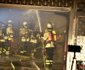 20140301_tiefgaragenbrand-in-bietigheim-personen-werden-evakuiert-alte-leute-von-feuerwehr-getragen-431