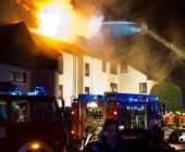 20140423_Dachstuhl brennt Lichterloh - Großaufgebot an Rettungskräften-0408