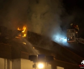 20140423_Dachstuhl brennt Lichterloh - Großaufgebot an Rettungskräften-0431