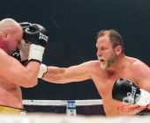 Benefiz-Veranstaltung Blaue Flecke für soziale Zwecke - Uwe Hück vs. Francois Botha im Ring