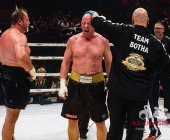 Benefiz-Veranstaltung Blaue Flecke für soziale Zwecke - Uwe Hück vs. Francois Botha im Ring