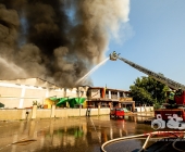 Großbrand in Remseck - Landkreise Helfen sich aus -  Waffenfund bei Löscheinsatz - Feuerwehrmann verletzt