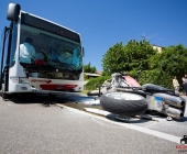 Krad kracht frontal in Linienbus auf einer LandstraÃe