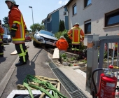 Rentnerunfall erst Fahrzeug angefahren dann unkontrolliert 50m weiter in den Vorgarten