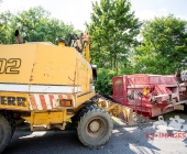 Traktorgespann kippt in Kurve - 16 Tonnen Rindenmulch verloren - Massive Verkehrsbehinderungen