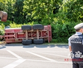 Traktorgespann kippt in Kurve - 16 Tonnen Rindenmulch verloren - Massive Verkehrsbehinderungen