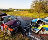 2 Unfälle auf 200m Strecke: Streifenwagen crasht frontal mit Blaulicht in den Gegenverkehr - Mehrere Verletzte