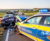 2 Unfälle auf 200m Strecke: Streifenwagen crasht frontal mit Blaulicht in den Gegenverkehr - Mehrere Verletzte