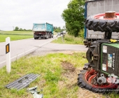 Sattelzug crasht in Traktor und schleudert ihn in den Acker