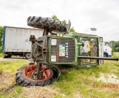 Sattelzug crasht in Traktor und schleudert ihn in den Acker