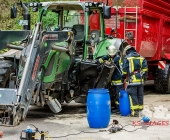 Sprinter kracht an Tunneleinfahrt auf Traktor - Sprinter wird umgeworfen