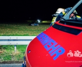 PKW schleudert von der Autobahn überschlägt sich im Acker Fahrer und Kind verletzt - Abschleppwagenfahrer wohl der Held des Tages