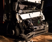 Schwerer Unfall auf der B10 Brummi kracht auf LKW Anhänger und wird im Führerhaus eingeklemmt