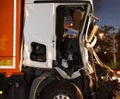 Schwerer Unfall auf der B10 Brummi kracht auf LKW Anhänger und wird im Führerhaus eingeklemmt