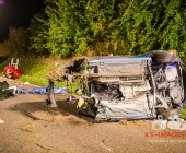 Sportwagen Fahrer überholt und Crasht in Familienfahrzeug - Beide Fahrer sterben - Mutter und Kind Schwerverletzt in Klinik - Motorblock rausgerissen