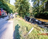 LKW kracht in PKW - LKW kommt von Fahrbahn ab landet im Gewässer - Wunder Fahrer unverletzt