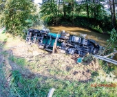 LKW kracht in PKW - LKW kommt von Fahrbahn ab landet im Gewässer - Wunder Fahrer unverletzt