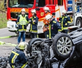 Frontalkollkision fordert 2 Schwerverletzte - Porsche wird auf Dach in den Graben geschleudert