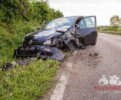 Schwerer Unfall im Begegnungsverkehr - Beide Lenker verletzt in Klinik - Fahrzeuge Totalschaden