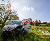 Schwerer Unfall auf der K1611 Pleidelsheim Richtung Steinheim Höpfigheim - Pkw kracht gegen einen Baum