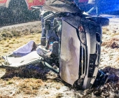Bei Eisglätte mehrfach überschlagen - Fahrer wird schwerverletzt