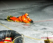 Übung Wasserrettung Person in Eis eingebrochen