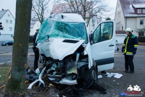 Schwerer Unfall Kleintransporter kollidiert mit Baum Personen eingeklemmt Ludwigsburg Schorndorfer Straße 14.03.2013 