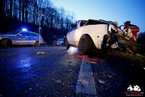 Schwere Frotalkollision durch Raserei auf Nasser Starße Verursacher eingeklemmt