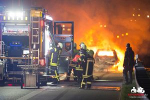 PKW brennt völlig aus auf der A81