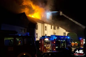 Dachstuhl brennt Lichterloh - Großaufgebot an Rettungskräften