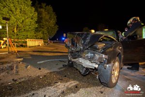 BMW überschlägt sich am Brückengeländer und kommt auf dem Weg zum stehen, stürzt nicht ins Gewässe