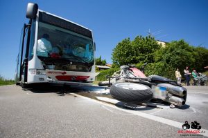 Krad kracht frontal in Linienbus auf einer Landstraße