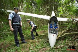 Segelflieger stürzt im Waldgebiet ab - Familienvater schwer verletzt