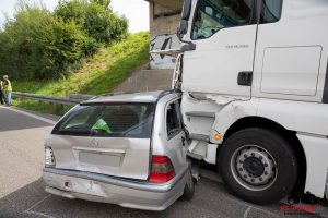 LKW verursacht schwerer Unfall auf der Autobahn 5 Verletzte ein Kind schwerstverletzt