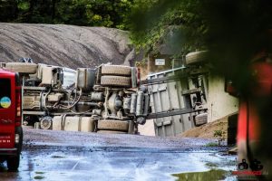 LKW bei Abladen mehrmals gekippt Feuerwehr rettet Fahrer