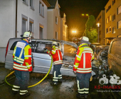 Leichenwagen mit Sarg brennt – Feuer greift auf weitere Fahrzeuge über