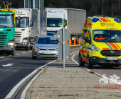 Rotlichtunfall mit Blaulicht und Sirene. Polizeifahrzeug kracht auf Kreuzung in Audi und kippt auf die Seite. Mehrere Verletzte Beamten der Beweissicherungs- und Festnahmeeinheit