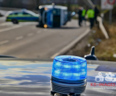 Rotlichtunfall mit Blaulicht und Sirene. Polizeifahrzeug kracht auf Kreuzung in Audi und kippt auf die Seite. Mehrere Verletzte Beamten der Beweissicherungs- und Festnahmeeinheit