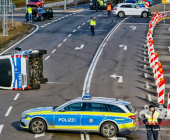 Rotlichtunfall mit Blaulicht und Sirene. Polizeifahrzeug kracht auf Kreuzung in Audi und kippt auf die Seite. Mehrere Verletzte Beamten der Beweissicherungs- und Festnahmeeinheit