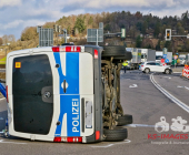 Rotlichtunfall mit Blaulicht und Sirene. Polizeifahrzeug kracht auf Kreuzung in Audi und kippt auf die Seite. Mehrere Verletzte Beamten der Beweissicherungs- und Festnahmeeinheit