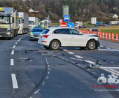 Rotlichtunfall mit Blaulicht und Sirene. Polizeifahrzeug kracht auf Kreuzung in Audi und kippt auf die Seite. Mehrere Verletzte Beamten der Beweissicherungs- und Festnahmeeinheit