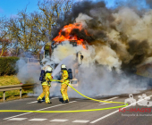 FLAMMENBILDER: LKW in Vollbrand. Feuerwehr löscht mit Schaum den Brand technischer Defekt die Ursache