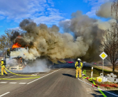 FLAMMENBILDER: LKW in Vollbrand. Feuerwehr löscht mit Schaum den Brand technischer Defekt die Ursache