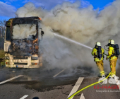 FLAMMENBILDER: LKW in Vollbrand. Feuerwehr löscht mit Schaum den Brand technischer Defekt die Ursache