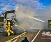 FLAMMENBILDER: LKW in Vollbrand. Feuerwehr löscht mit Schaum den Brand technischer Defekt die Ursache