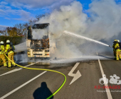 FLAMMENBILDER: LKW in Vollbrand. Feuerwehr löscht mit Schaum den Brand technischer Defekt die Ursache