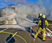 FLAMMENBILDER: LKW in Vollbrand. Feuerwehr löscht mit Schaum den Brand technischer Defekt die Ursache